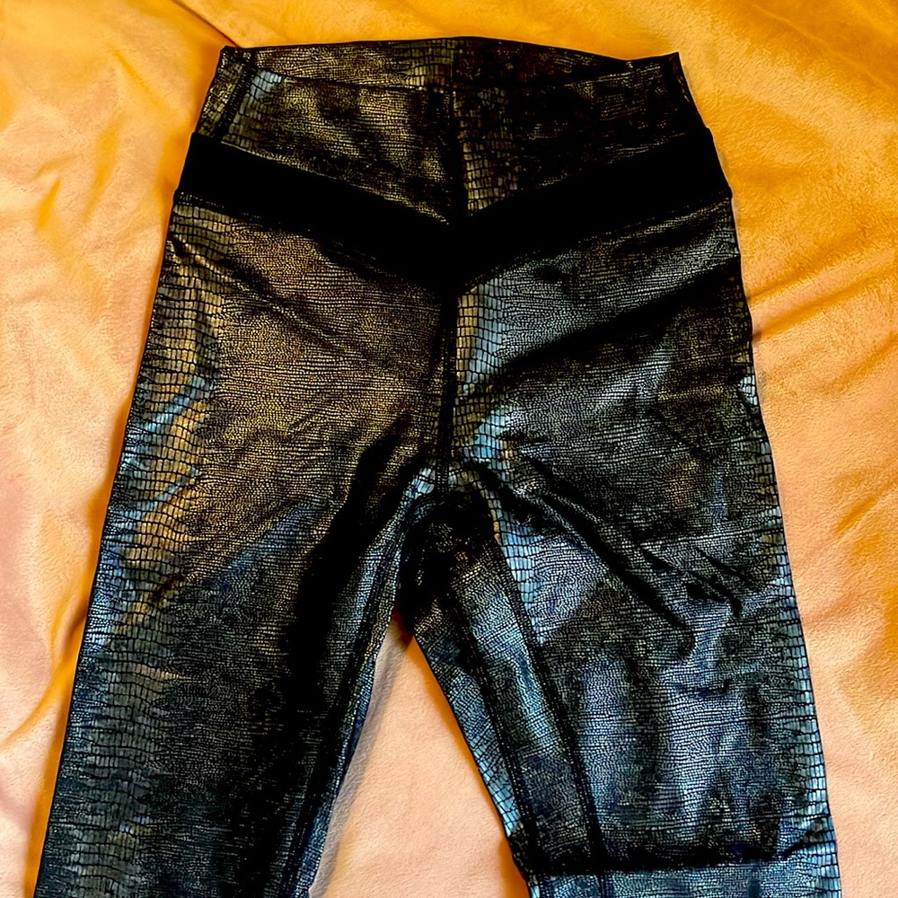 ZYIA size 4 green/black faux snakeskin leggings 7/8